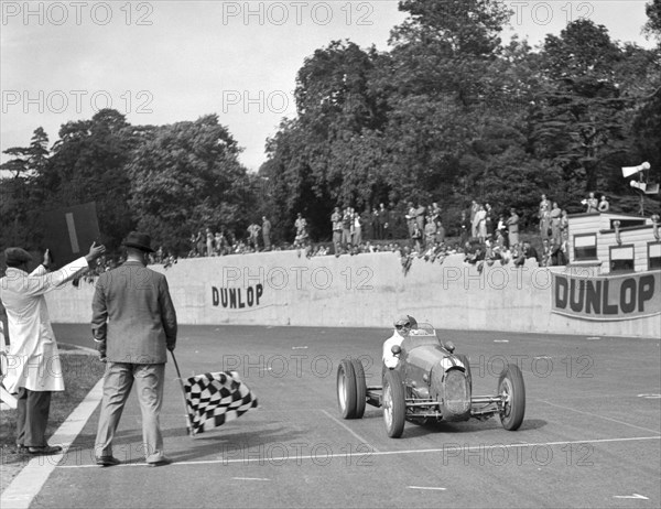 Bert Hadley's Austin winning the Imperial Trophy, Crystal Palace, 1939. Artist: Bill Brunell.