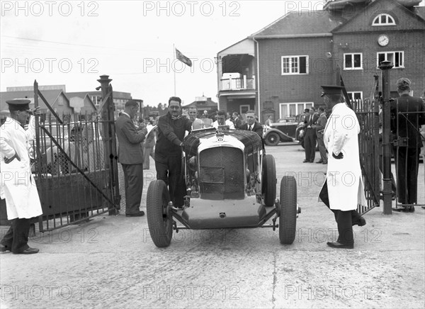 Bentley at Brooklands, 1938 or 1939. Artist: Bill Brunell.