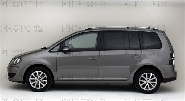 2009 Volkswagen Touran Tdi Artist: Unknown.