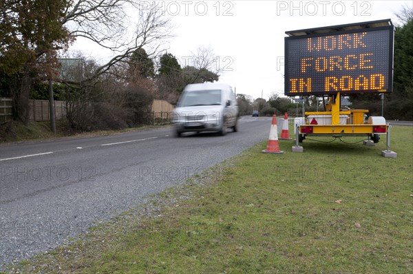 Mobile road matrix sign