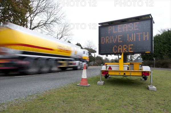 Mobile road matrix sign