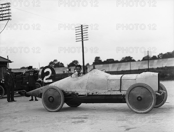 Straker Squire18.8 litre at Brooklands 28th May 1910 Artist: Unknown.