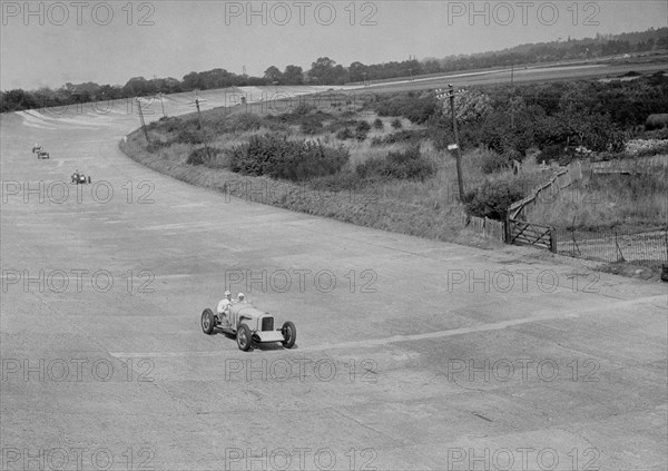 RJ Munday's Munday Special on Byfleet Banking, BARC meeting, Brooklands, Surrey, 1933. Artist: Bill Brunell.