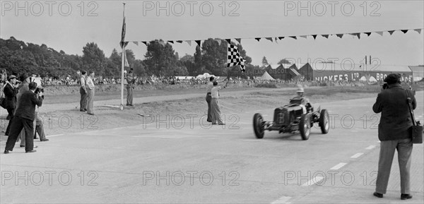 ERA R4C of Raymond Mays winning the JCC International Trophy, Brooklands, Surrey, 1937. Artist: Bill Brunell.