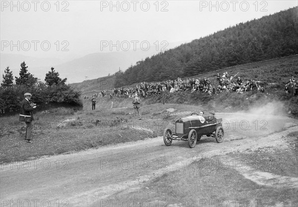 Gwynne of FJ Boshier-Jones competing in the Caerphilly Hillclimb, Wales, 1923. Artist: Bill Brunell.