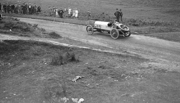 Bertie Kensington Moir's Bentley stripped 2-seater, Caerphilly Hillclimb, Wales, 1923. Artist: Bill Brunell.