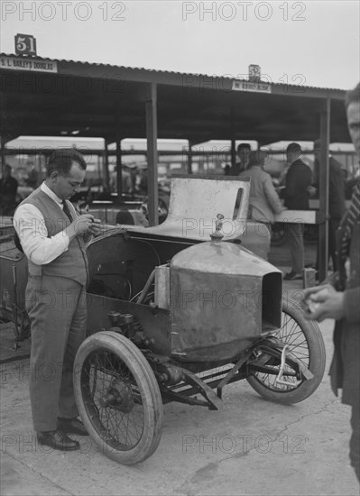 Douglas racing car of SL Bailey at the JCC 200 Mile Race, Brooklands, Surrey, 1921. Artist: Bill Brunell.