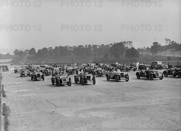 Race at the JCC Members Day, Brooklands, 1936. Artist: Bill Brunell.