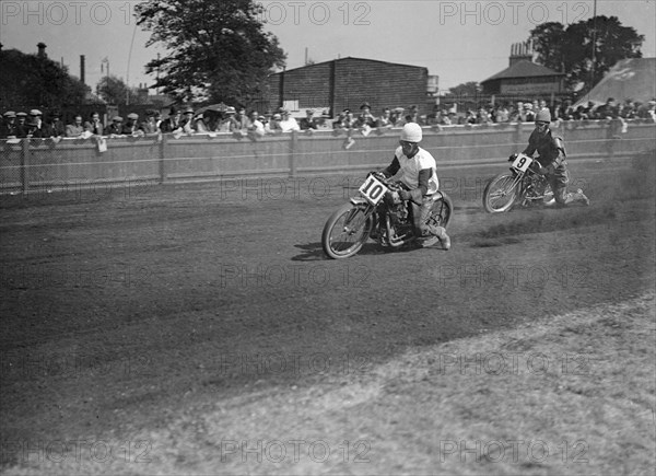 Speedway race at Lea Bridge Stadium, Leyton, London, 1928.   Artist: Bill Brunell.