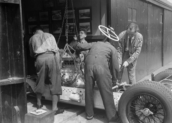 Working on Raymond Mays' Vauxhall-Villiers, c1930s. Artist: Bill Brunell.