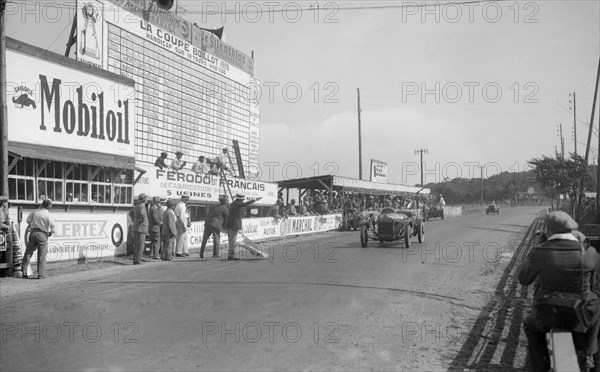 Alfa Romeo of Boris Ivanowski competing at the Boulogne Motor Week, France, 1928. Artist: Bill Brunell.