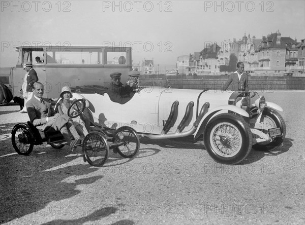 Mercedes-Benz SS open 4-seater of Baron Wenzel-Mosau and Auto Red Bug, Boulogne Motor Week, 1928. Artist: Bill Brunell.