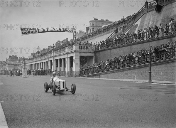 GN of Frazer-Nash leaving the starting line in the Brighton Speed Trials, 1938. Artist: Bill Brunell.