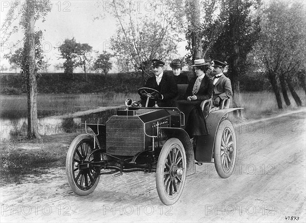 Mercedes 35 hp motor car, 1901. Artist: Unknown