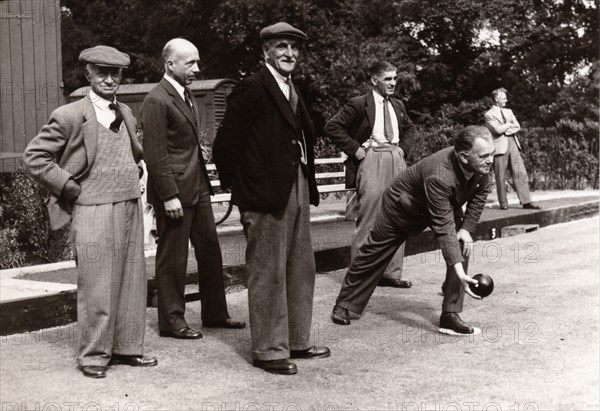 The Rowntree bowling green is opened by William Wallace, York, Yorkshire, 1947. Artist: Unknown