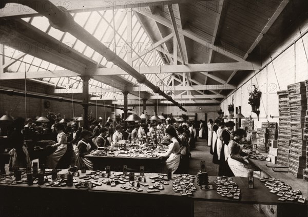 Women packing souvenir tins from Queen Alexandria, Rowntree factory, York, Yorkshire, 1902. Artist: Unknown