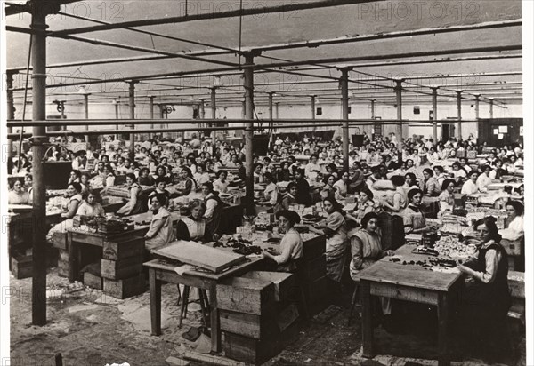 Toffee packing at the Mackintosh factory, Halifax, West Yorkshire, 1912. Artist: Unknown