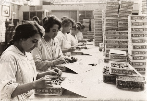 Packing Rowntree's Fruit Pastilles, York, 1920. Artist: Unknown