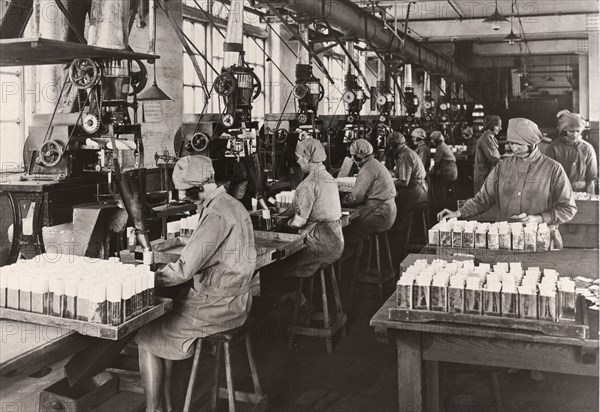 Women packing Rowntree?s Elect Cocoa, York, Yorkshire, 1929. Artist: Unknown