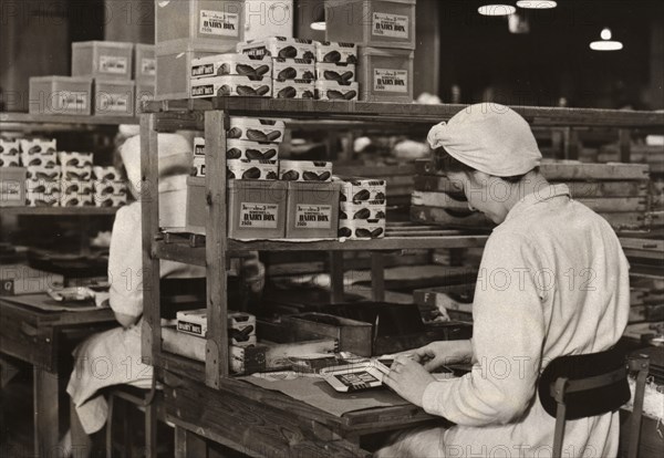 Women packing Dairy Box chocolates, Rowntree factory, York, Yorkshire, 1948. Artist: Unknown