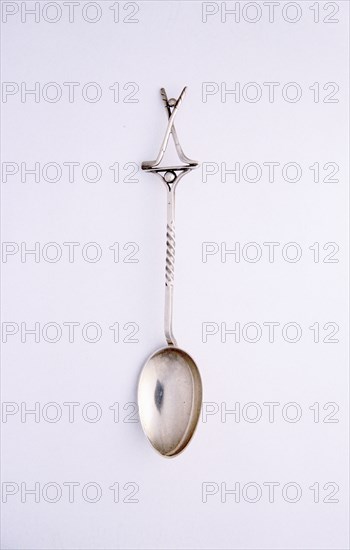 Silver spoon with two crossed clubs and ball, British, 1922. Artist: Unknown