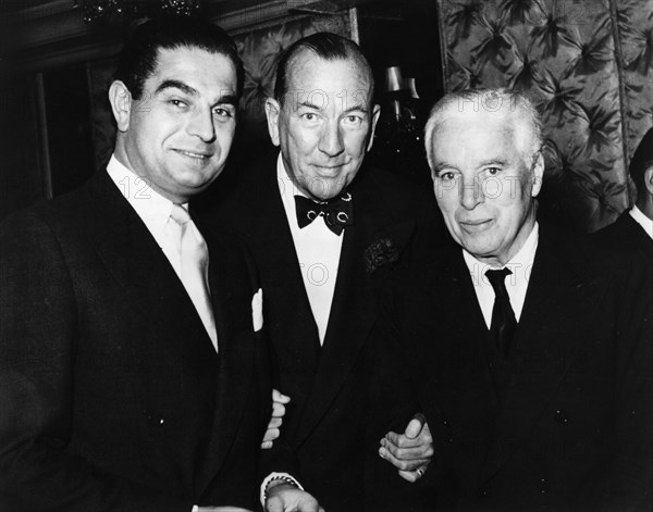 Charles Chaplin (1889-1977) with Noel Coward (1899 - 1973). Artist: Unknown