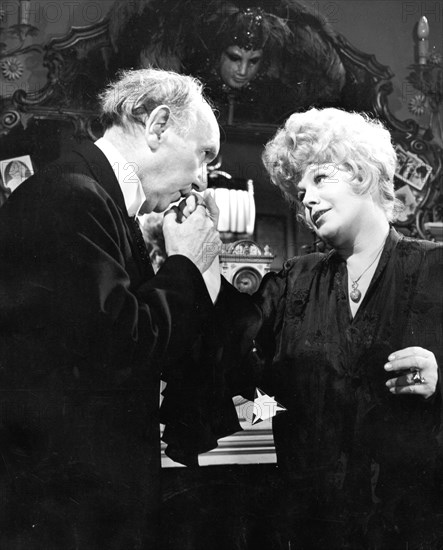 Shelley Winters (1922- ), American actor, and Sir Ralph Richardson (1902-1983), British actor, 1972. Artist: Unknown