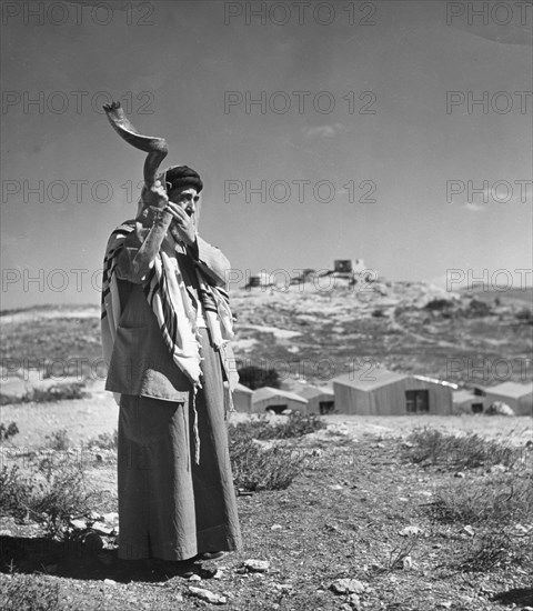 Man sounding a shofar, 1998. Artist: Unknown