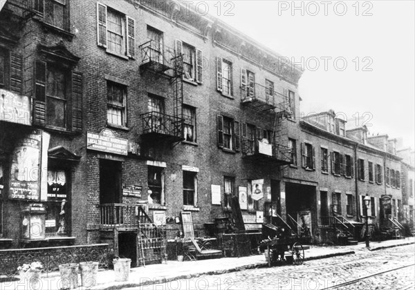 Jewish slum on East Broadway, New York, USA, c1900. Artist: Unknown