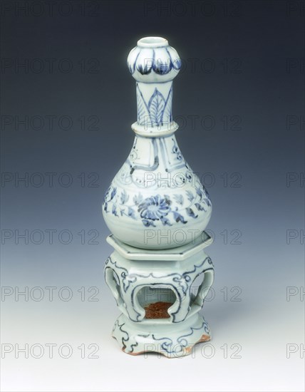 Blue and white garlic-headed vase on a hexagonal stand, Yuan dynasty, China, mid 14th century. Artist: Unknown