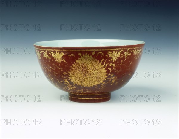 Iron red kinrande bowl with gilt floral design, Ming dynasty, China, mid 16th century. Artist: Unknown