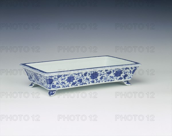 Blue and white narcissus bowl with lotus scrolls, China, 1736-1795. Artist: Unknown
