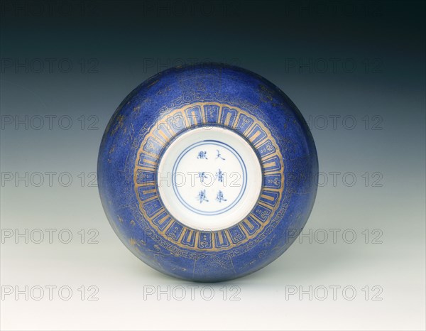 Souffle blue bowl with gilt decoration, Qing dynasty, Kangxi period, China, 1662-1722. Artist: Unknown