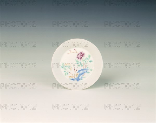 Famille rose saucer with peony and rock, Qing dynasty, Yongzheng period, China, 1723-1735. Artist: Unknown