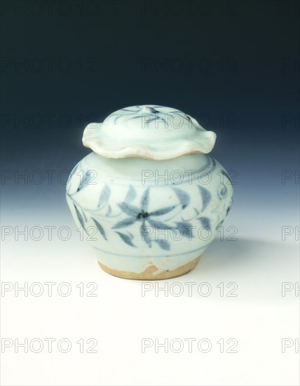 Blue and white jarlet and lotus leaf lid, Yuan dynasty, China, mid 14th century. Artist: Unknown