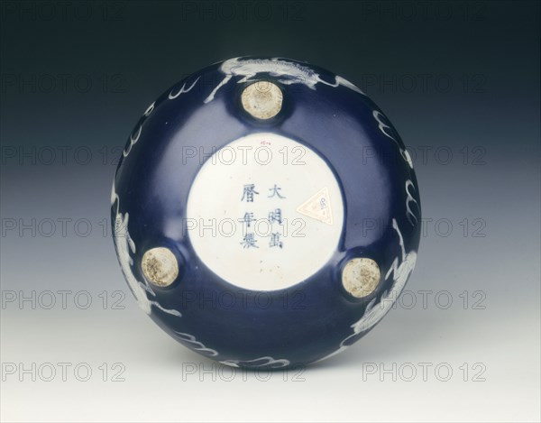 Swatow bulb bowl with qilins, Ming dynasty, Wanli period, China, 1572-1620. Artist: Unknown