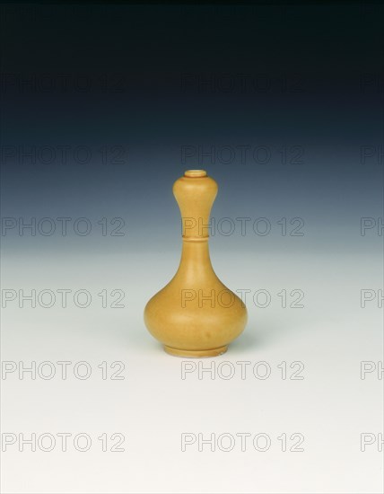 Imperial yellow glazed garlic head vase, Qing dynasty, China, 1650-1699. Artist: Unknown
