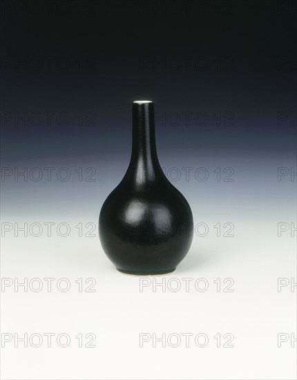 Mirror black long-necked vase, Qing dynasty, China, 18th century. Artist: Unknown