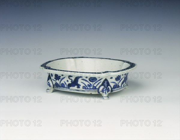 Blue and white narcissus bowl, Ming dynasty, China, 1575-1599. Artist: Unknown