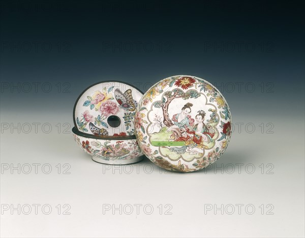 Canton famille rose enamel box, Qing dynasty, China, 18th century. Artist: Unknown