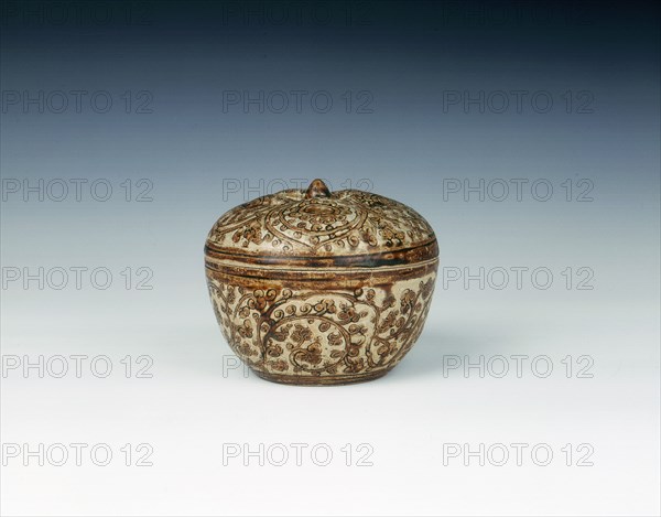 Si Satchanalai stoneware covered box of mangosteen shape, Thailand, 14th-15th century. Artist: Unknown