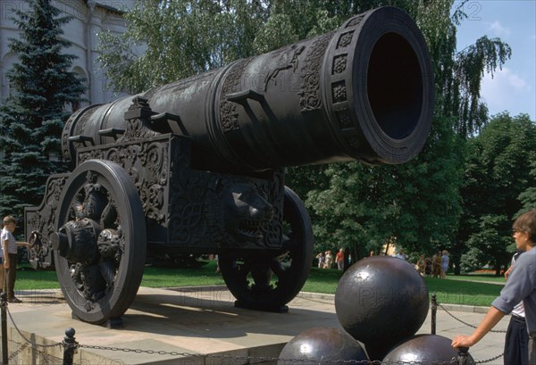 The Tsar's Cannon, the largest cannon in the world. Artist: Unknown
