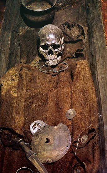 Early bronze age burial from Denmark, 16th century BC. Artist: Unknown