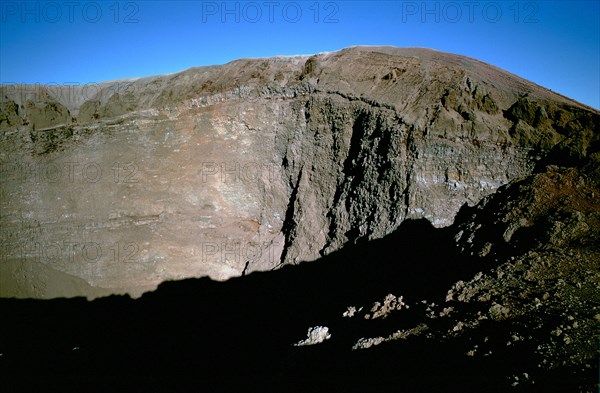 View of the crater of Mt Vesuvius. Artist: Unknown