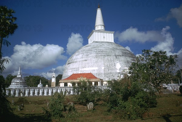 Ruwanvaliseya Stupa in Sri Lanka. Artist: Unknown