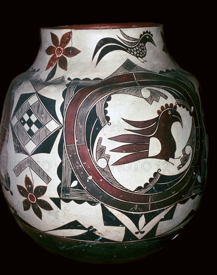 Pueblo pot with a bird design Artist: Unknown
