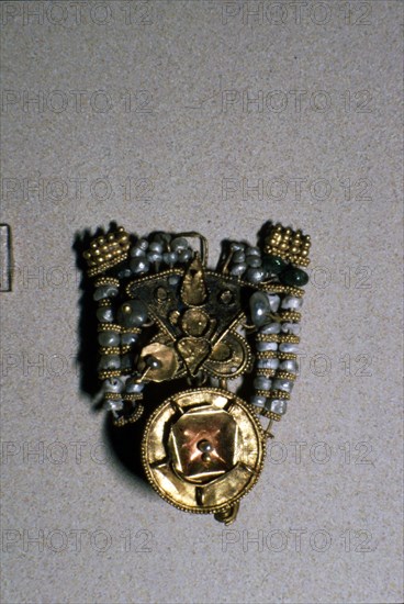 Etruscan Gold Ear-ring with pendant, 3rd century BC Artist: Unknown.