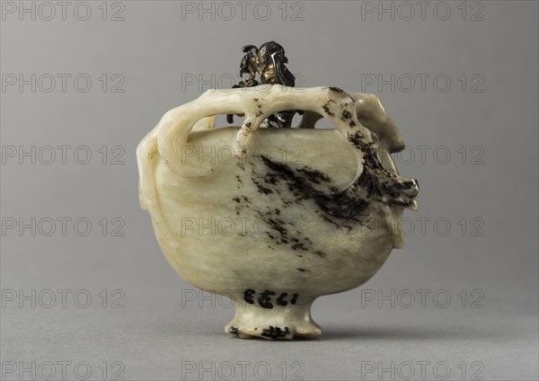 Jade snuff bottle in the form of a pomegranate, China, Qing dynasty, 1644-1911. Creator: Unknown.