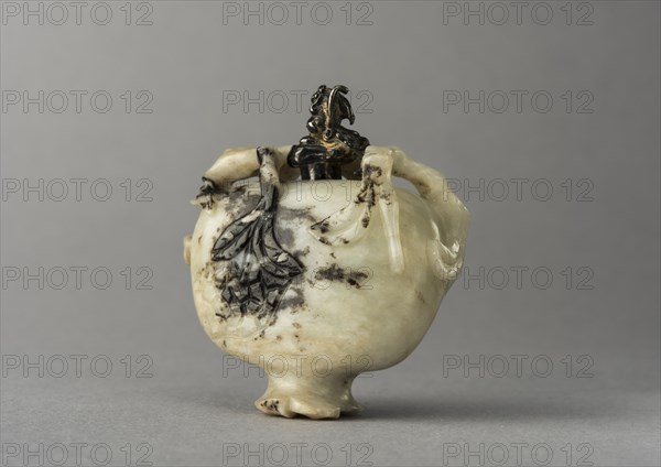 Jade snuff bottle in the form of a pomegranate, China, Qing dynasty, 1644-1911. Creator: Unknown.