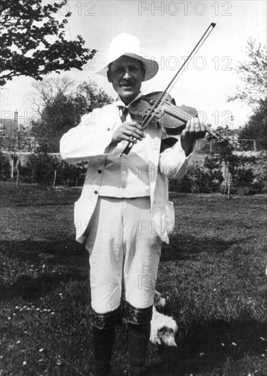 William Nathan Wells playing the fiddle, Oxfordshire, Whit Monday, 5 June 1911.  Artist: Cecil Sharp